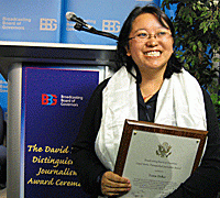 RFA's Tibetan broadcaster Tseten Dolkar receives the 2009 David Burke Distinguished Journalism Award at a ceremony in Washington, US, on 3 June 2009/Photo: RFA