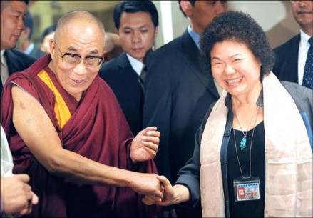 Chen Chu, the mayor of Kaohsiung County, (R) greets His Holiness the Dalai Lama   on his arrival in Taiwan on Sunday, 30 August 2009/The Liberty Times