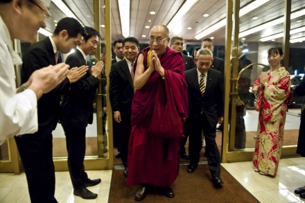 His Holiness the Dalai Lama (C) arrives at the Royal Park Hotel, Tokyo flanked by Lhakpa Tsokho  (R) and Makino Seishu (L)/Photos by Tenzin Choejor