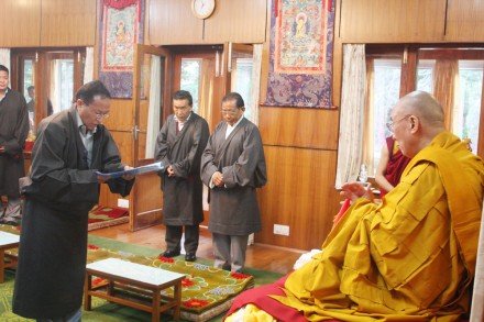 His Holiness the Dalai Lama (R) administers the oath of office to Mr Tsering Dhondup Namey  Lahkhang (L) as Justice Commissioner of the Tibetan Supreme Justice Commission, on 24 March 2010/TibetNet Photo