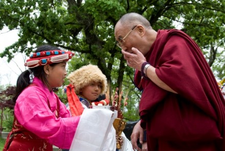 Tibetan children of Wisconsin Tibetan cultural school welcome His Holiness the Dalai Lama by offering traditional Drosol Chemar in Madison, Wisconsin, 16 May 2010/ Photo: Sherab Lhatsang/Phayul