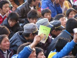 students protest in Chabcha county (October 19, 2010) Tibettimes photo