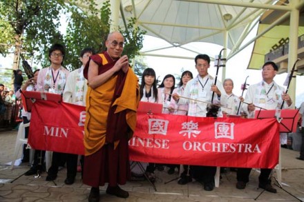  His Holiness being welcomed to the temple by a Taiwanese musical band 