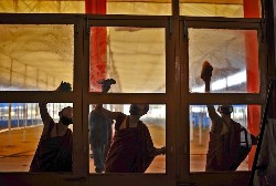 Young monks cleaning the windows of Kalachakra temple in Bodh Gaya in preparation for the upcoming Kalachakra initiation by His Holiness the Dalai Lama from January 1 to 10, 2012.(Photo/exilelens.com) 